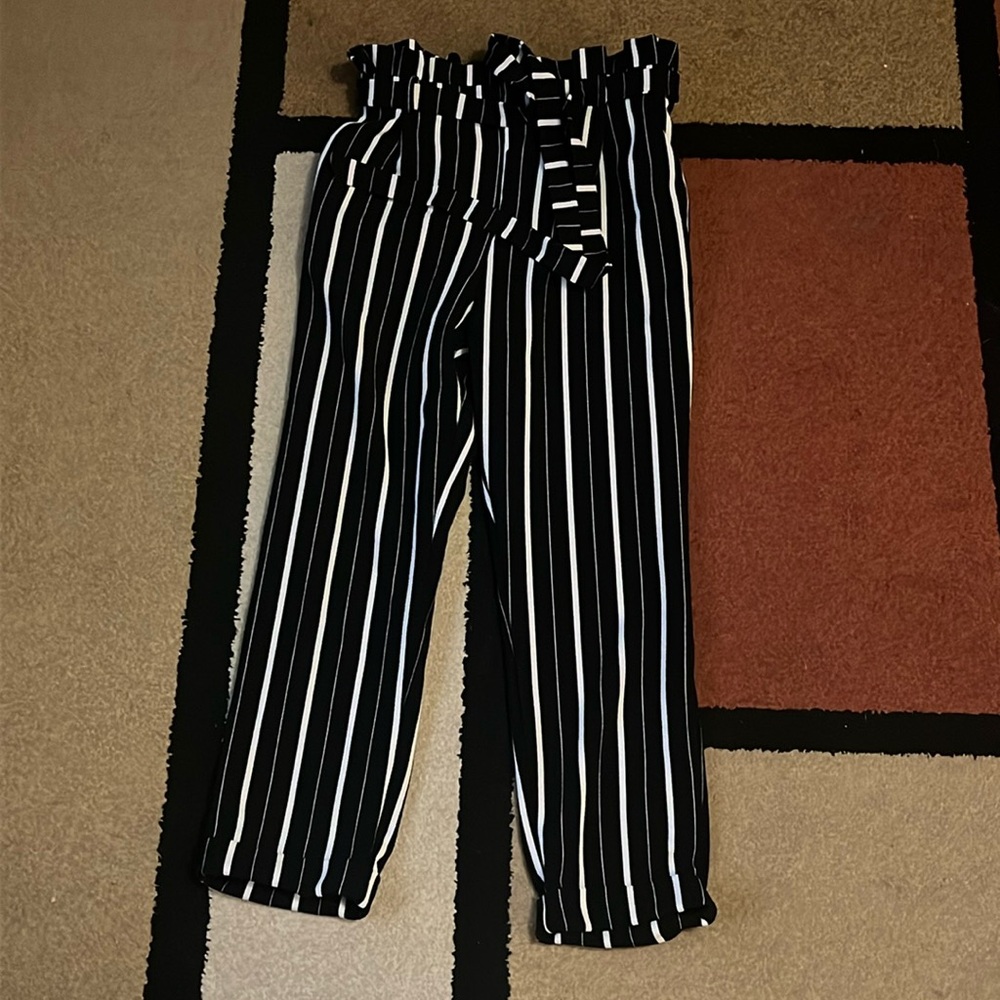 🖤🤍Ladies built in belt capris / black & white striped / size medium (7-9)